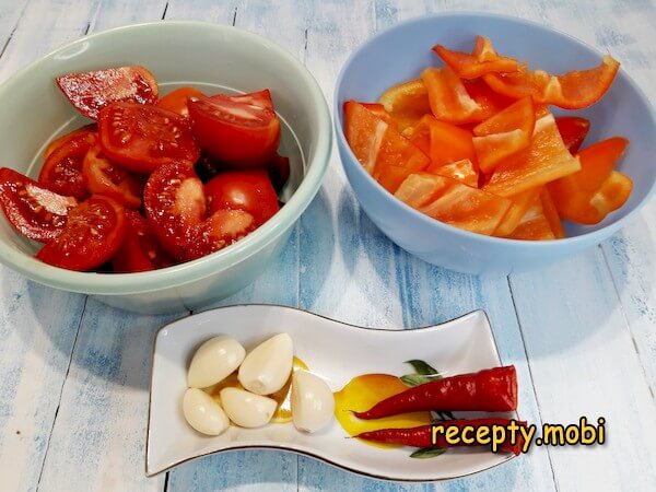 помидоры, болгарский перец, перец чили и чеснок - фото шаг 5