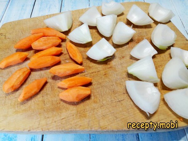нарезанный лук и морковь - фото шаг 20