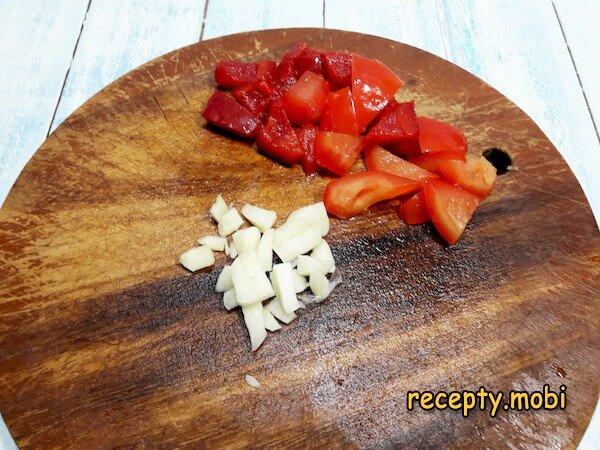 нарезанный болгарский перец и чеснок - фото шаг 6