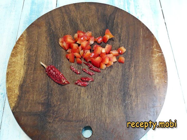 нарезанный помидор и перец чили - фото шаг 3