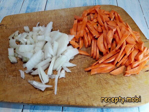 нарезанный лук и морковь - фото шаг 15