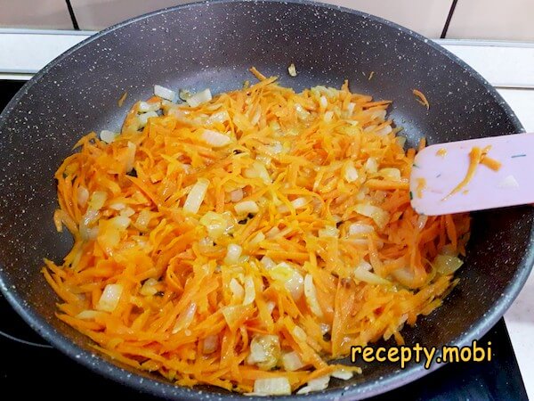 лук и морковь на сковороде - фото шаг 6