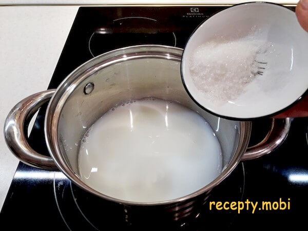 молоко смешанное с водой и в тарелке соль, сахар, ванилин - фото шаг 3