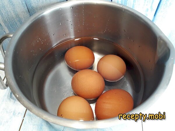 яйца в кастрюле - фото шаг 2