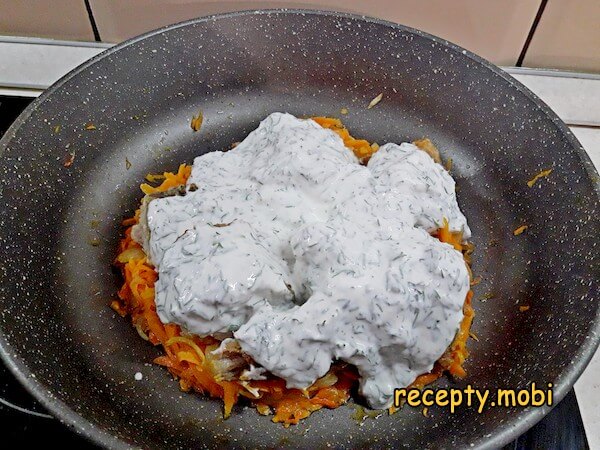 минтай жареный на сковороде в сметанном соусе - фото шаг 15