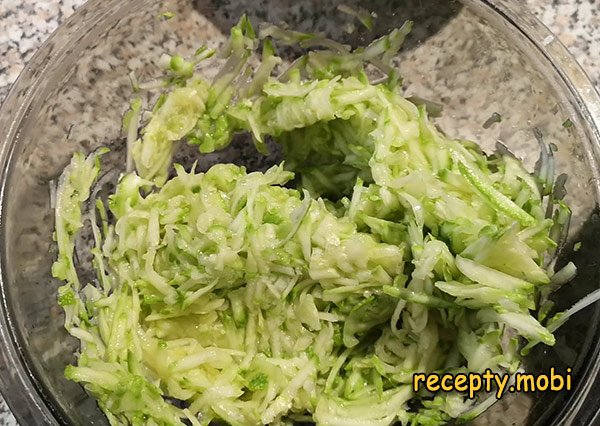 grated zucchini - photo step 1