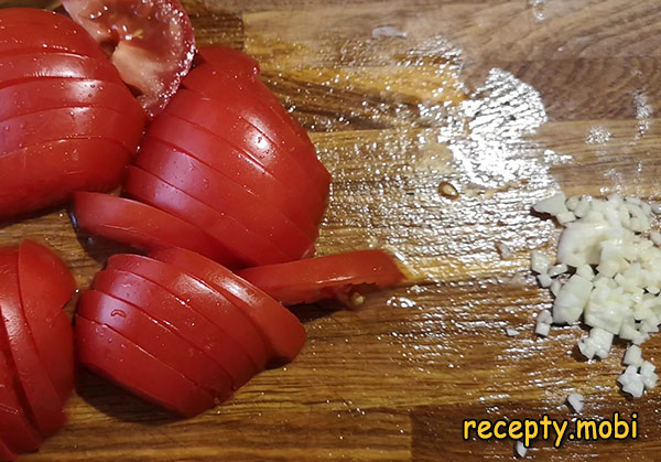 нарезанные помидоры и чеснок - фото шаг 5