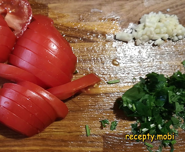 нарезанные помидоры, чеснок и сельдерей - фото шаг 6