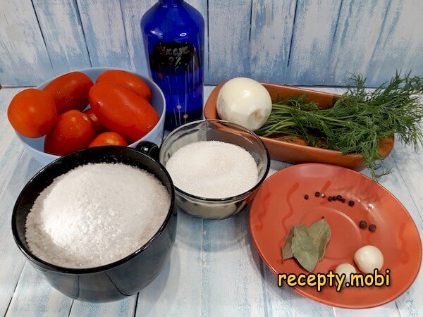 ингредиенты для приготовления помидоров дольками с луком и маслом на зиму - фото шаг 1