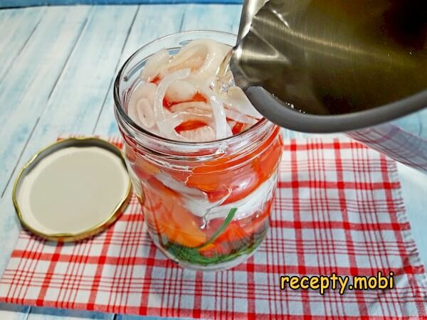 приготовление помидоров дольками с луком и маслом на зиму без стерилизации - фото шаг 14