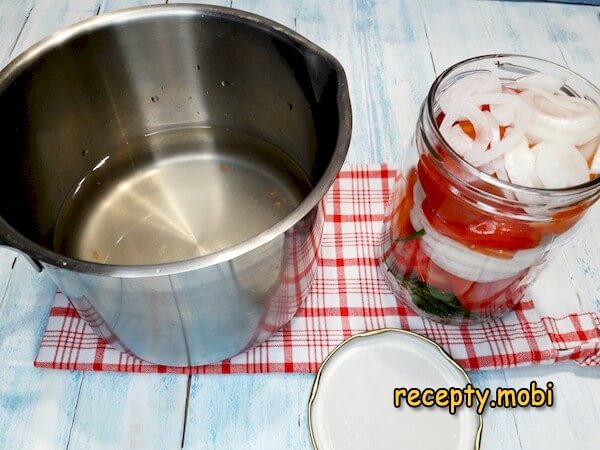 приготовление помидоров дольками с луком и маслом на зиму без стерилизации - фото шаг 9