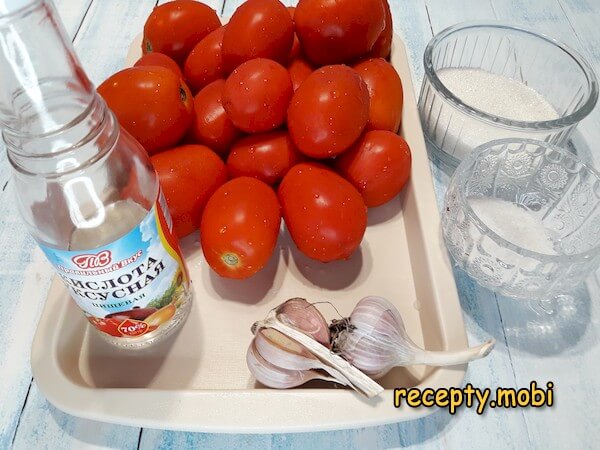 ингредиенты для приготовления помидоров на снегу с чесноком на зиму - фото шаг 1