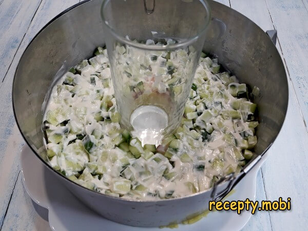приготовление салата с копченой курицей и кукурузой - фото шаг 16