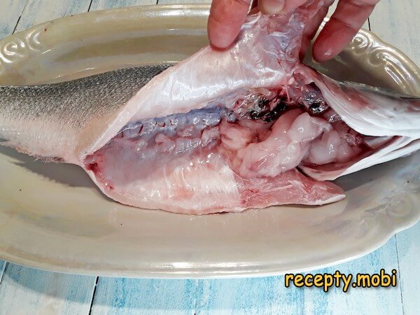 чистка рыбы сибас - фото шаг 3