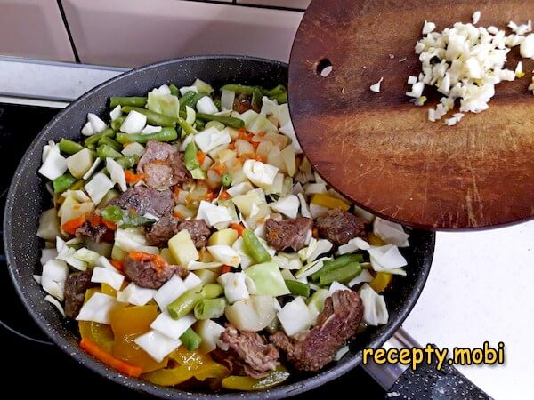 приготовления тушеной говядины с овощами - фото шаг 18