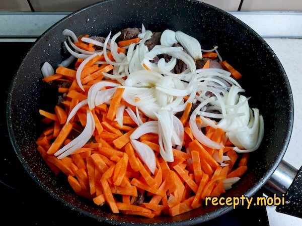 говядина, лук и морковь на сковороде - фото шаг 7