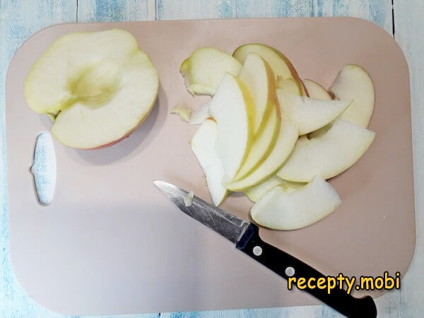 нарезанные яблоки - фото шаг 2