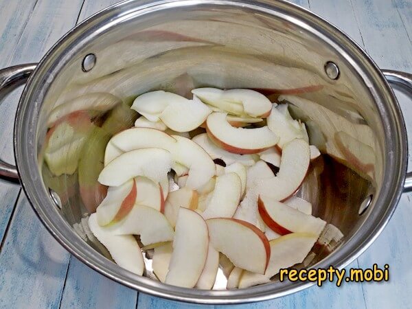 нарезанные яблоки в кастрюле - фото шаг 3