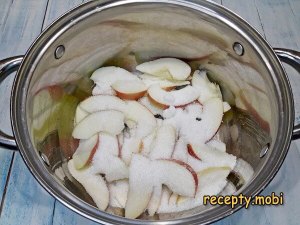 нарезанные яблоки в кастрюле с сахаром - фото шаг 4