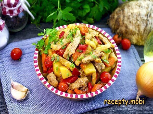 Рагу со свининой, овощами, сельдереем и имбирем