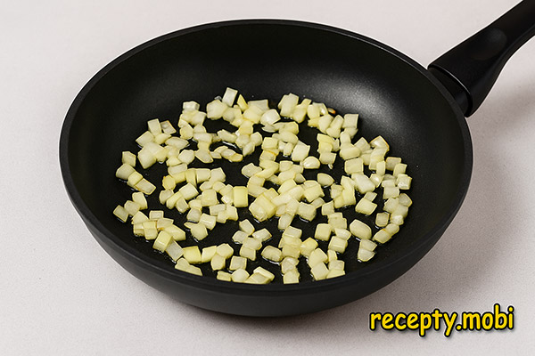 жареный лук на сковороде