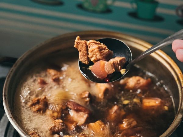 Свинина варится в кастрюле с бульоном