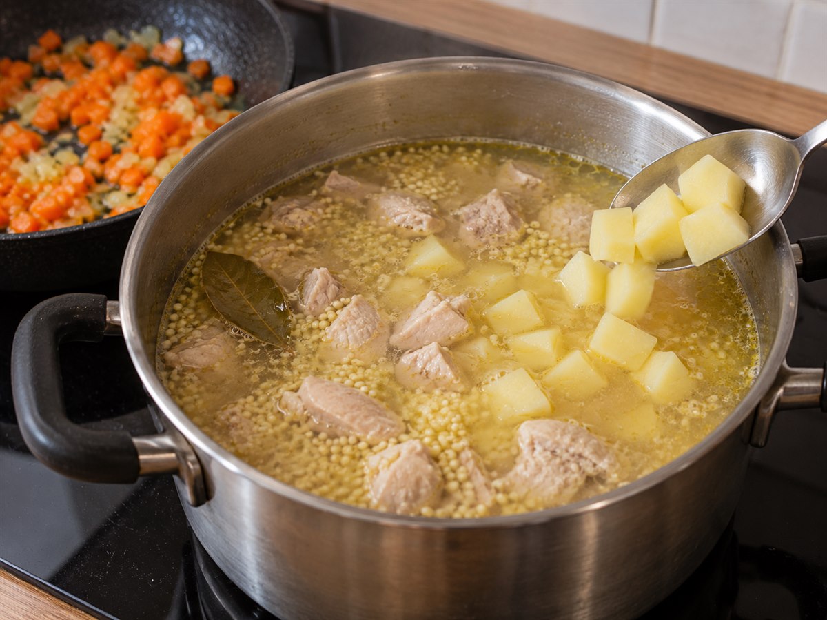 Картофель добавляют в суп с курицей и пшеном