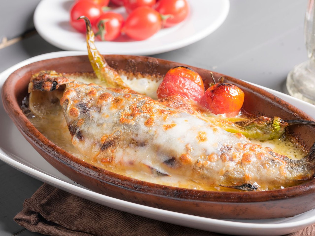 Рыба, запечённая в духовке под сметанной корочкой