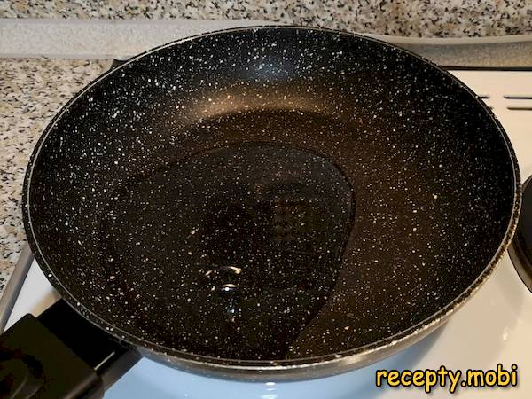 Разогреваем сковороду и добавляем в нее растительное масло - фото шаг 8