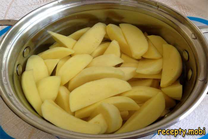 картофель нарезанный в кастрюле - фото шаг 3