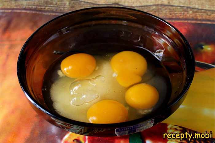 в глубокую посудину всыпьте сахар и добавьте к нему 4 яйца - фото шаг 1