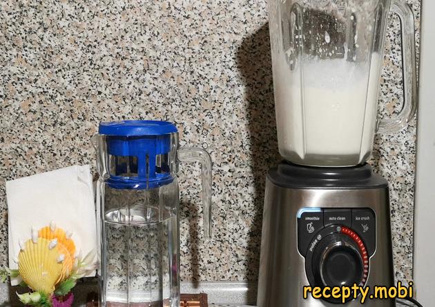 приготовление молочного коктейля с мороженым и бананом - фото шаг 3
