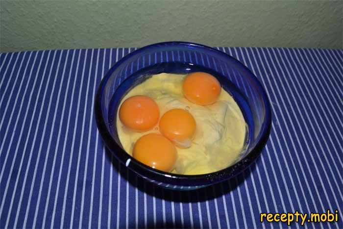 Взбиваем яйца со сметаной