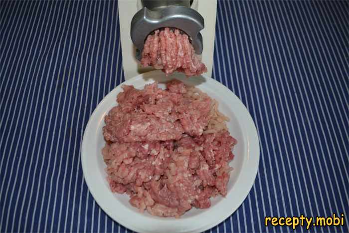 Перекручиваем мясо в мясорубке