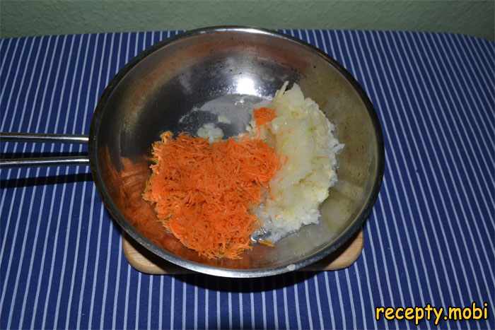 Жареный лук и морковь