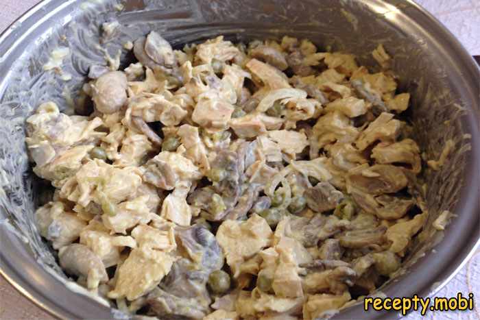 Салат из куриной грудки с грибами