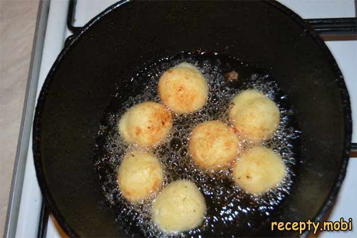 Curd balls fried in oil