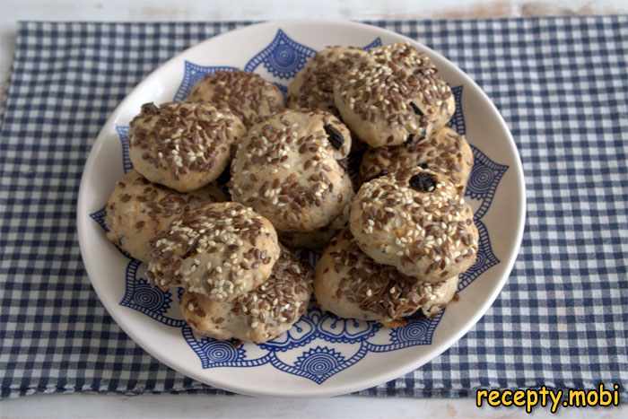 Печенье с кунжутом, семечками льна и черносливом в духовке