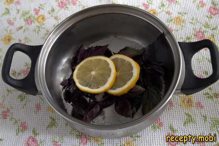 Выкладываем тонкие пластинки лимона - фото шаг 3