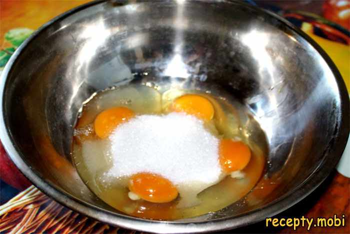 яйца с сахаром - фото шаг 1