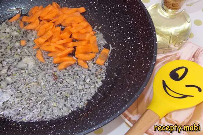 обжариваем нарезанный морковь и лук
