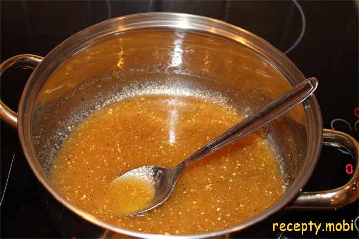 Довести до кипения сахар и мед с пряностями