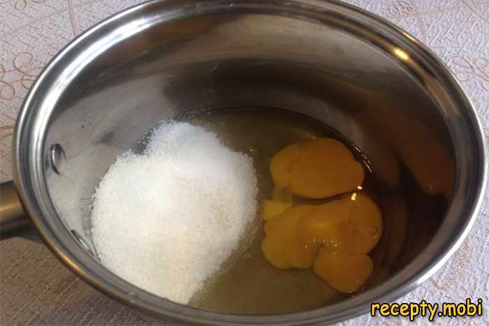 соединяем яйца и сахар