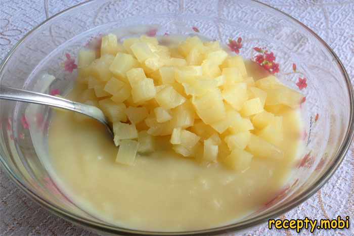 добавляем в пудинг кусочки ананаса консервированного