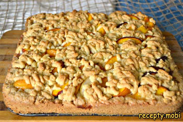 Песочный тертый пирог с персиками и яблоками