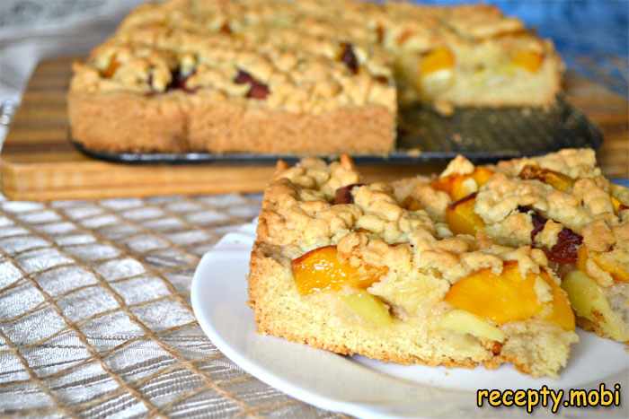 Sandy grated pie with peaches and apples