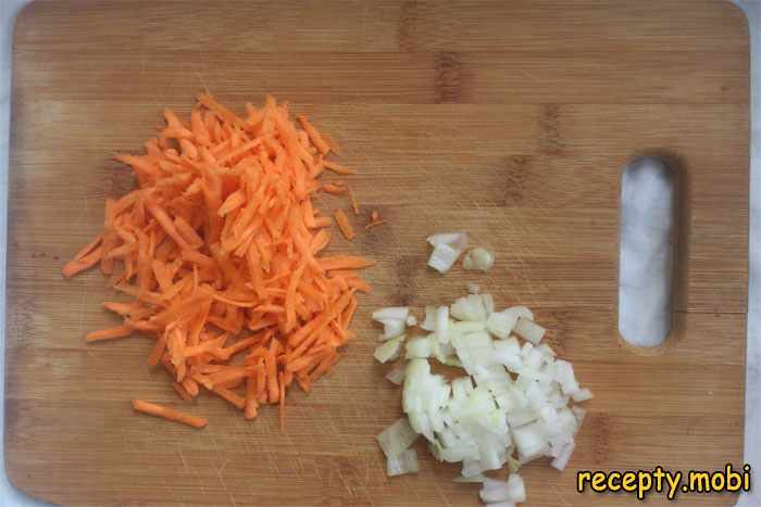 нарезанная морковь и лук
