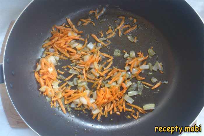 пассерованный лук и морковь