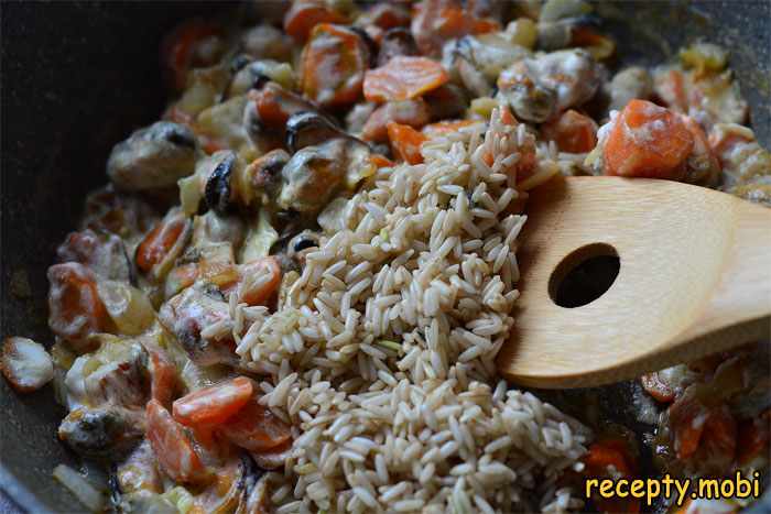 приготовления бурого риса с мидиями - фото шаг 7