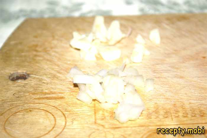 мелко нарезанный лук и чеснок - фото шаг 4